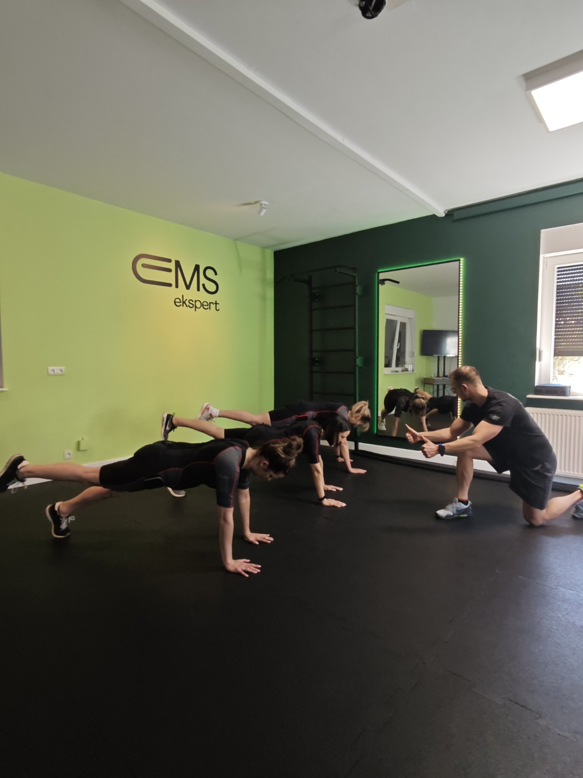 Wnętrze studia EMS Ekspert Poznań podczas treningu